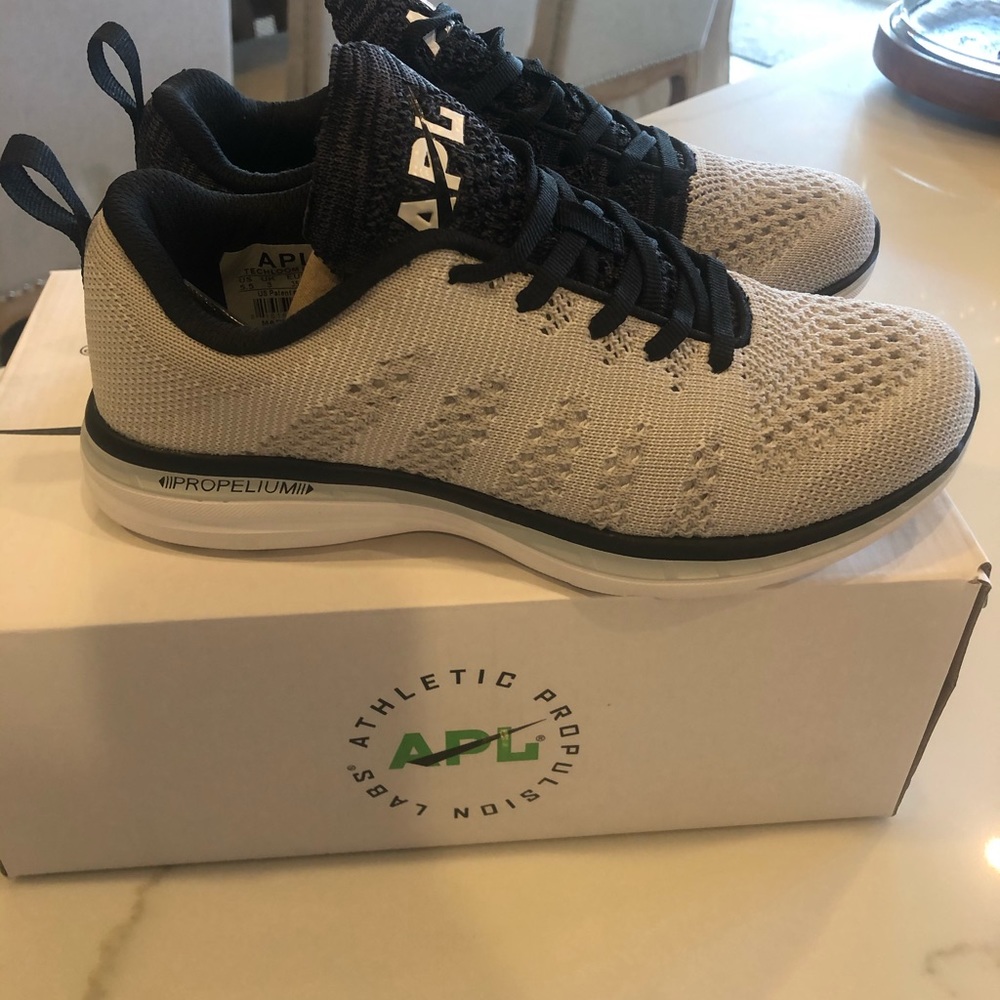 APL shoes size 5.5